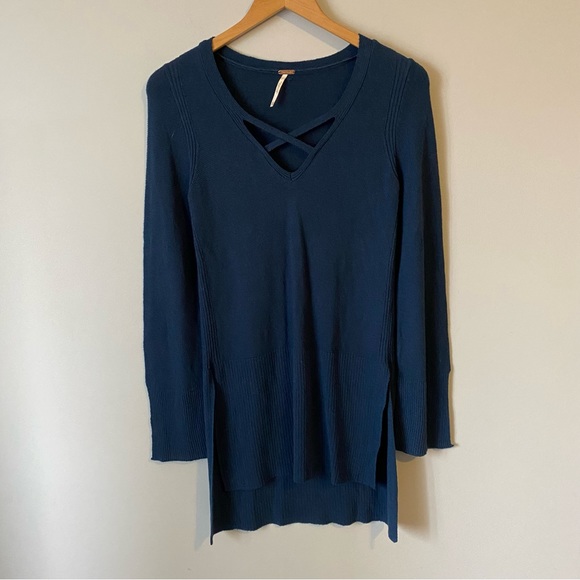 Free People women’s blue Crisscross V-Neck Tunic Sweater - Size extra small XS - Picture 3 of 12